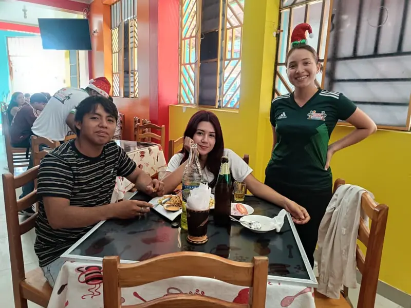 Amigos compartiendo en el salón