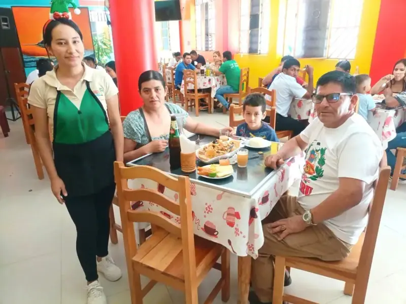 Mesa familiar con platos de mariscos