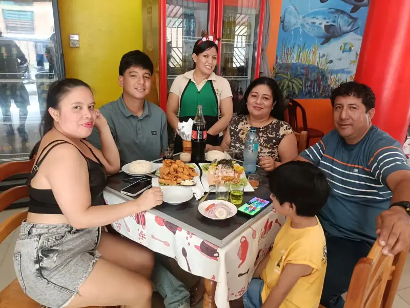 Familia almorzando en Puerto Palmeras