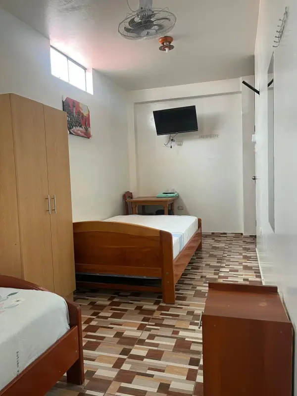 Habitación doble con TV y ropero